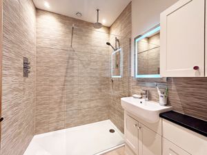 En-suite- click for photo gallery